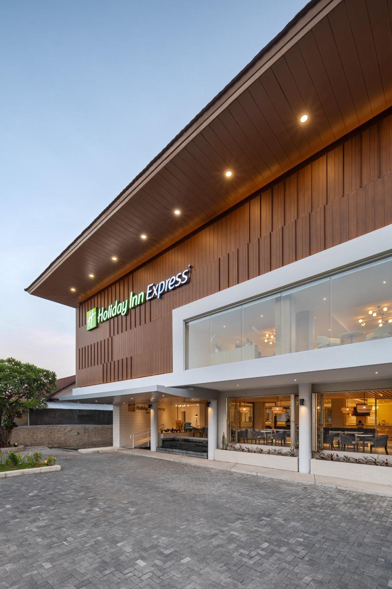Holiday Inn Express Bali Sunset Road By Ihg Kuta Lombok Esterno foto