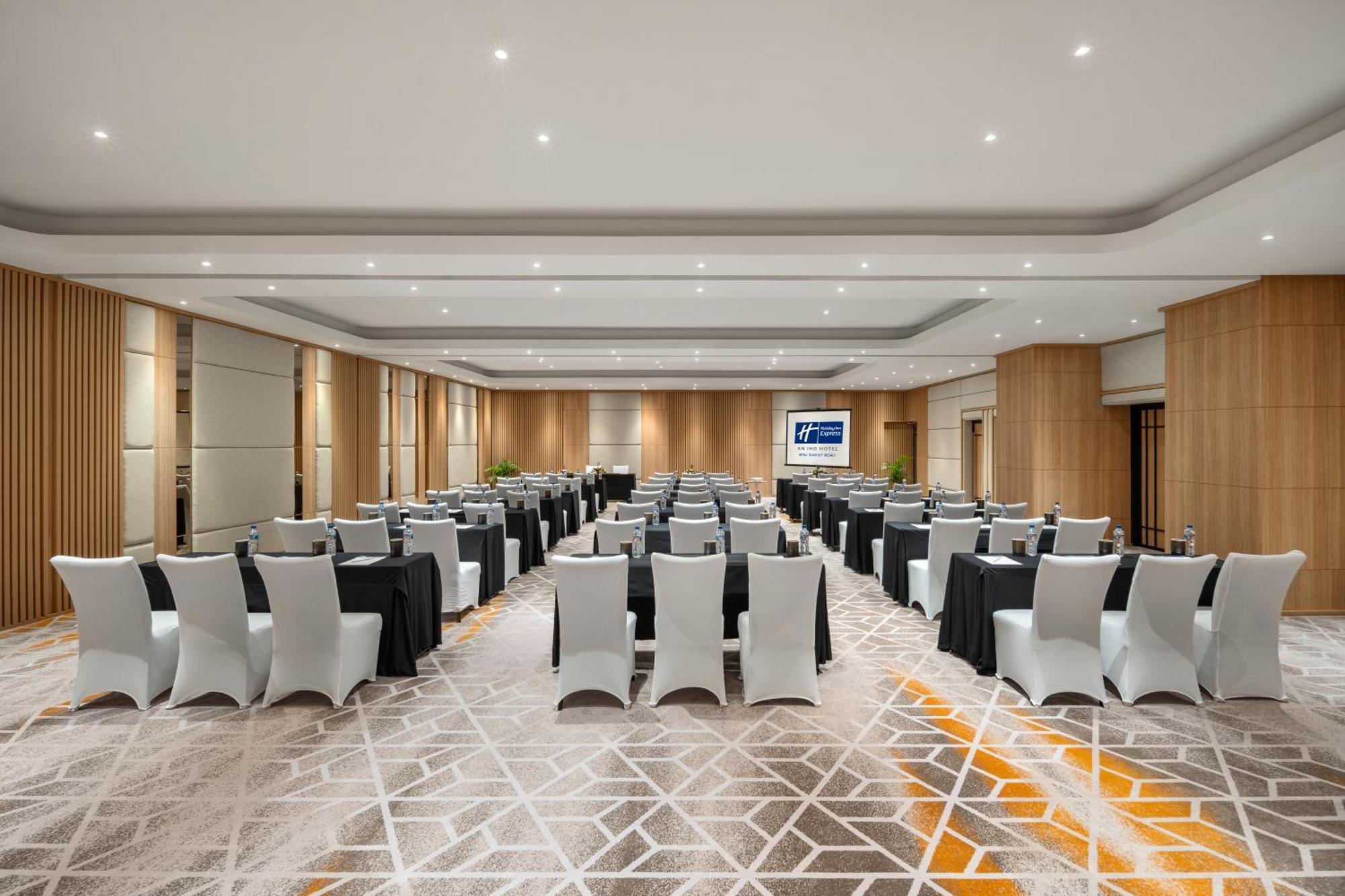 Holiday Inn Express Bali Sunset Road By Ihg Kuta Lombok Esterno foto